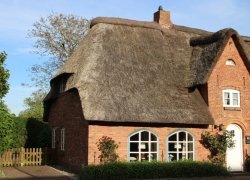  Friesenhaus Antje neben der Deezbüller Kirche